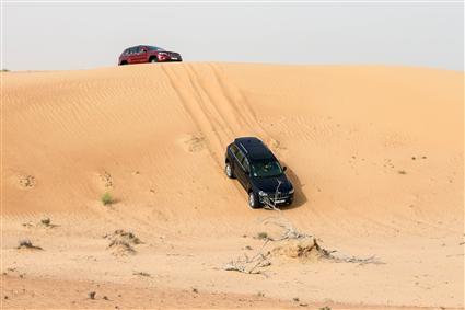 جيب غراند شيروكي تتألق على الهضبات الصحراوية